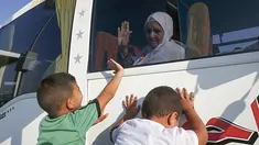 Calon jemaah haji asal Palestina melambaikan tangan kepada kerabatnya saat berangkat menuju Makkah di perbatasan Jalur Gaza dengan Mesir, Rafah, Kamis (25/7/2019). Suasana haru menghiasi momen pemberangkatan jemaah calon haji Palestina ke Tanah Suci. (SAID KHATIB/AFP)