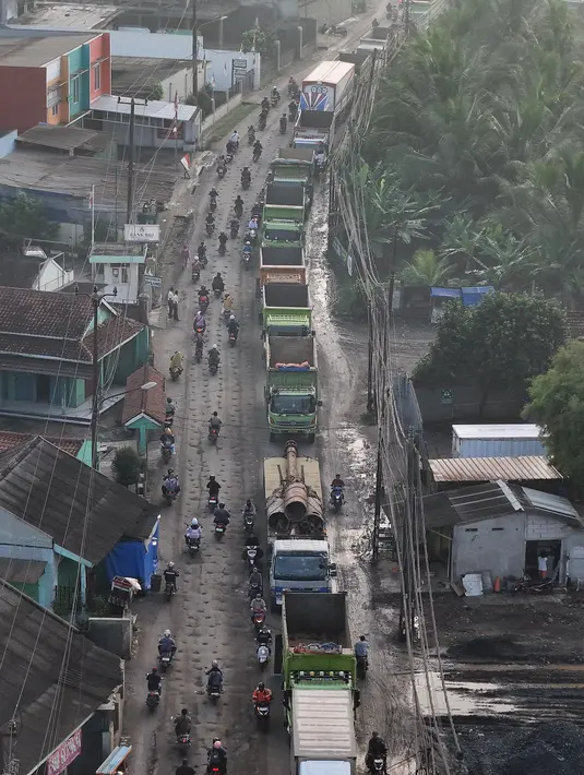Kehadiran jalur khusus ini diharapkan dapat memisahkan arus truk tambang dari lalu lintas umum, sekaligus memperbaiki kualitas infrastruktur di wilayah penyangga Jakarta ini. (merdeka.com/Arie Basuki)