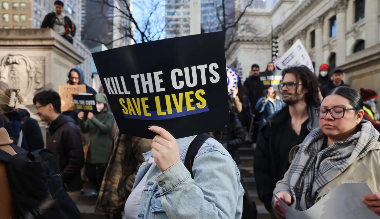 Sejumlah orang berunjuk rasa menuntut diakhirinya pemangkasan anggaran di bidang sains, penelitian, pendidikan, dan bidang-bidang lainnya oleh pemerintahan Presiden Donald Trump di Manhattan, New York City pada 8 April 2025. (Spencer Platt/Getty Images North America/Getty Images via AFP)