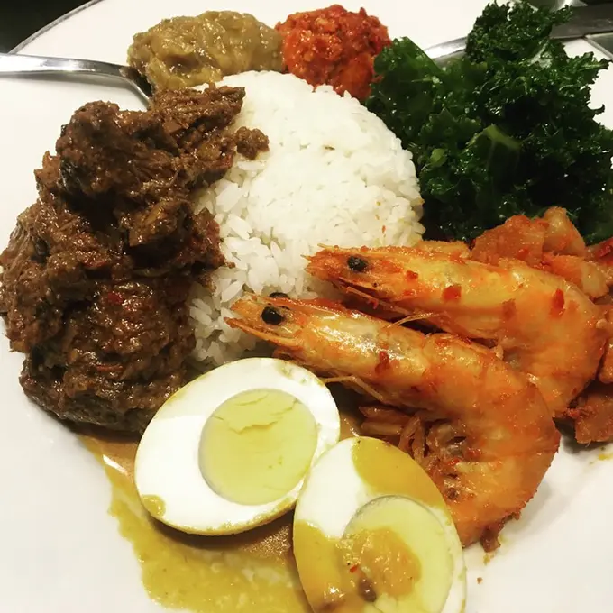 Rendang daging sapi, udang dan kentang sambal merah balado, kale, telur dalam saus kelapa, bakwan jagung, nasi, sambal merah dan hijau milik Maria Ismawaty. (Dok Pribadi)
