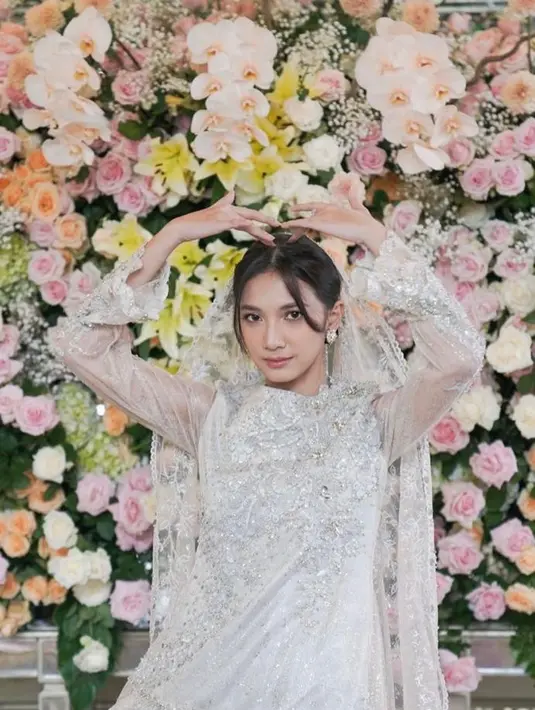 Pertama untuk pengajian, Sheila terlihat elegan berbalut dress brokat warna tosca bertabur payet floral. (Instagram/willymulyadi27).