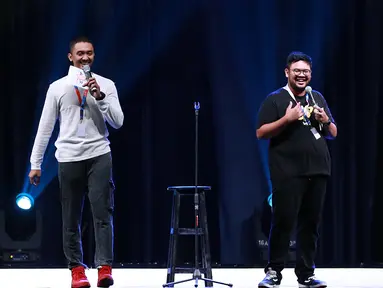 Komika Rizky Firdaus Wijaksana atau Uus (kiri) dan Muhammad Hifdzi Khoir saat menjadi pembawa acara Jakarta Internasional Comedy Festival (JICOMFEST) 2019 di JIExpo, Kemayoran, Jakarta, Sabtu (3/8/2019). Aksi para komika sukses mengocok perut pengunjung JICOMFEST 2019. (Dream.co.id/Deki Prayoga)