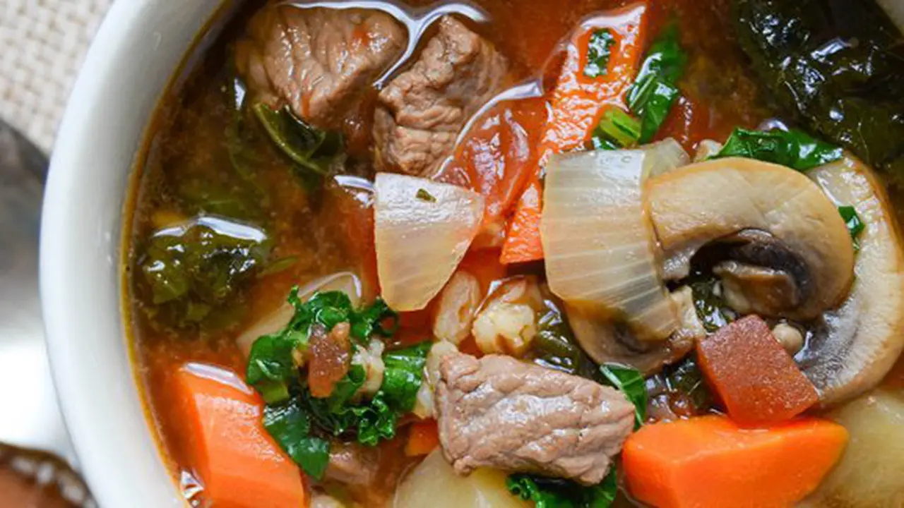 Marak lahma, sop kambing ala Arab/Foto: copyright garlicandzest.com