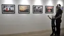Pengunjung mengamati karya foto dalam Pameran Fotografi Cagar Budaya di Museum Nasional, Jakarta, Kamis (3/10/2019). Pameran yang berlangsung dari 3-9 Oktober mendatang tersebut dalam rangka mengenalkan sekaligus melestarikan cagar budaya Tanah Air kepada masyarakat. (merdeka.com/Iqbal Nugroho)