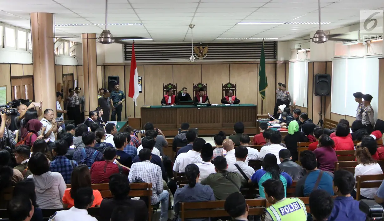 Suasana sidang perdana peninjauan kembali (PK) Basuki Tjahaja Purnama atau Ahok di Gedung PN Jakarta Utara, Senin (26/2). Ahok diwakilkan oleh pengacara yang juga adik kandungnya, Fifi Lety Indra. (Liputan6.com/Arya Manggala)