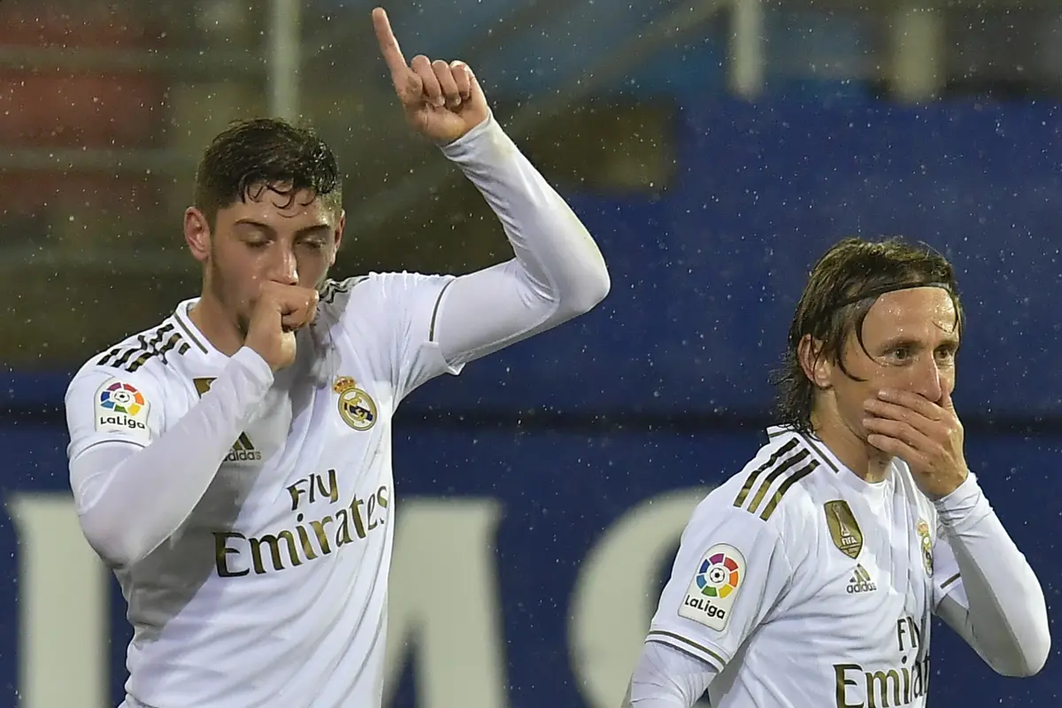 Benzama 2 Gol, Real Madrid Gilas Eibar 4-0