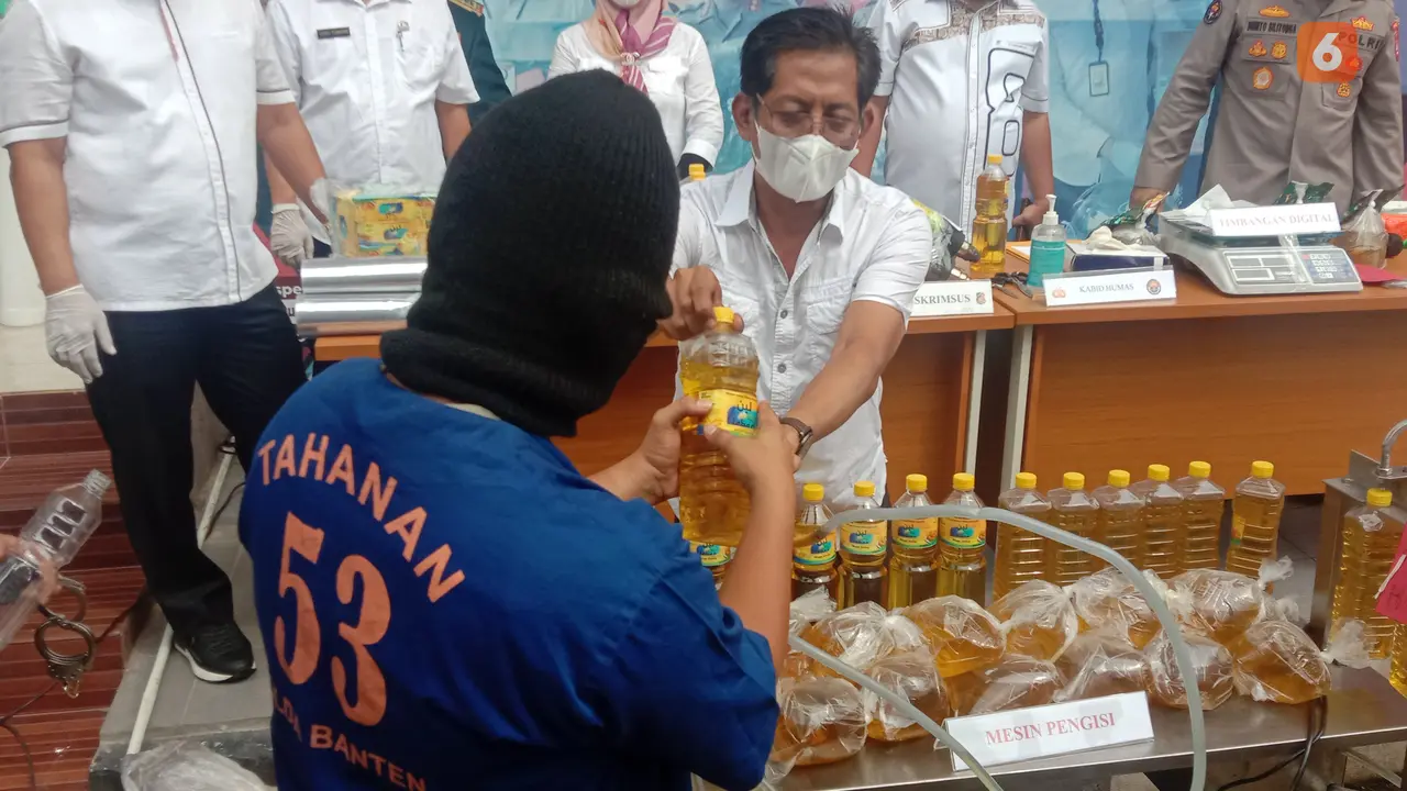 Pemalsu Minyak Goreng Kemasan Ditangkap Polda Banten. (Rabu, 30/03/2022). (Liputan6.com/Yandhi Deslatama).