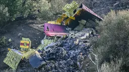 Dua pilot angkatan udara Yunani tewas setelah sebuah pesawat jatuh ketika sedang memadamkan kebakaran hutan di pulau Evia, Yunani, kata para pejabat. (STRINGER / AFP)