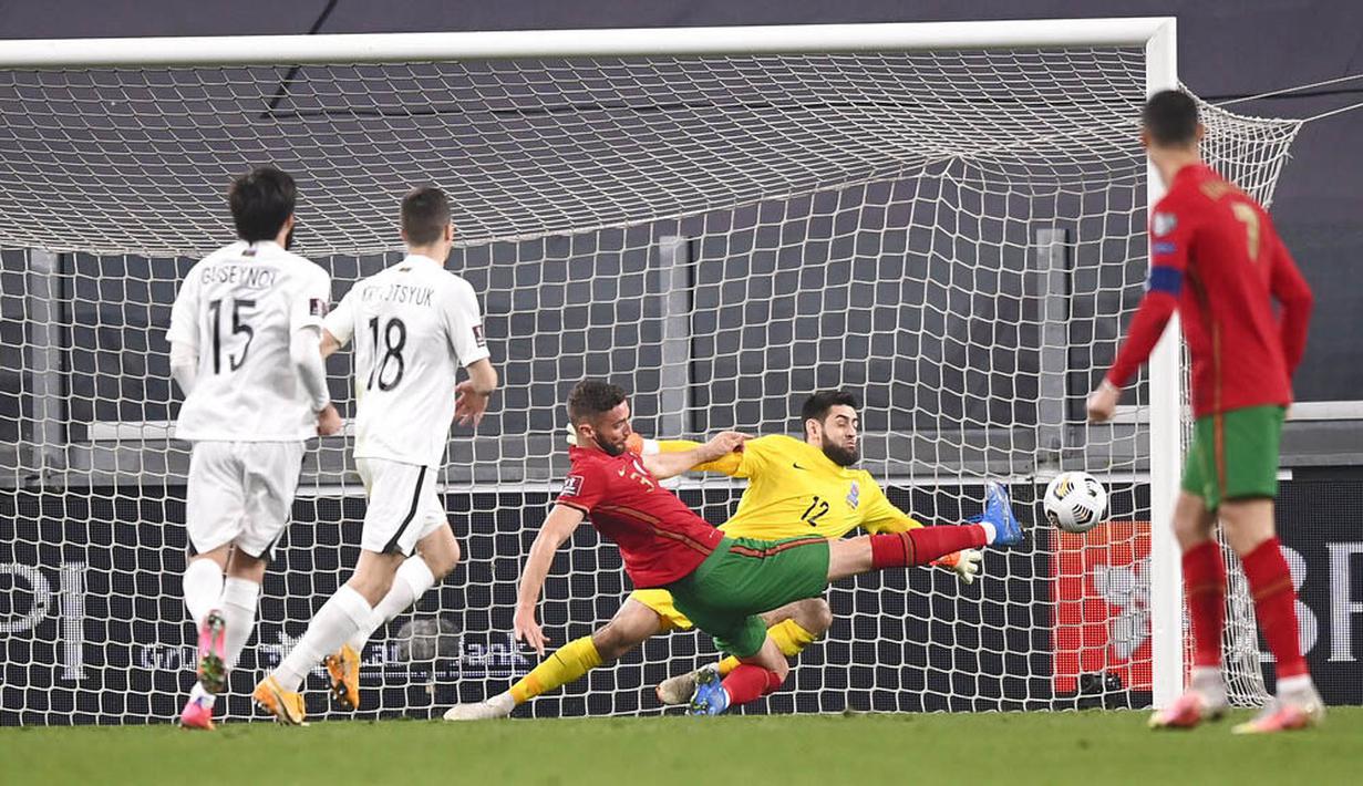 Pemain Portugal, Domingos Duarte, berusaha mencetak gol ke gawang Azerbaijan pada laga kualifikasi Piala Dunia 2022 di Stadion Juventus, Turin, Kamis (25/3/2021). Portugal menang dengan skor 1-0. (Fabio Ferrari/LaPresse via AP)