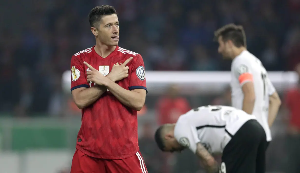 Striker Bayern Munchen, Robert Lewandowski, melakukan selebrasi usai membobol gawang Eintracht Frankurt pada laga final  DFB Pokal di Stadion Olympiastadion, Minggu (20/5/2018). Eintracht Frankurt menang 3-1 atas Bayern Munchen. (AP/Michael Sohn)