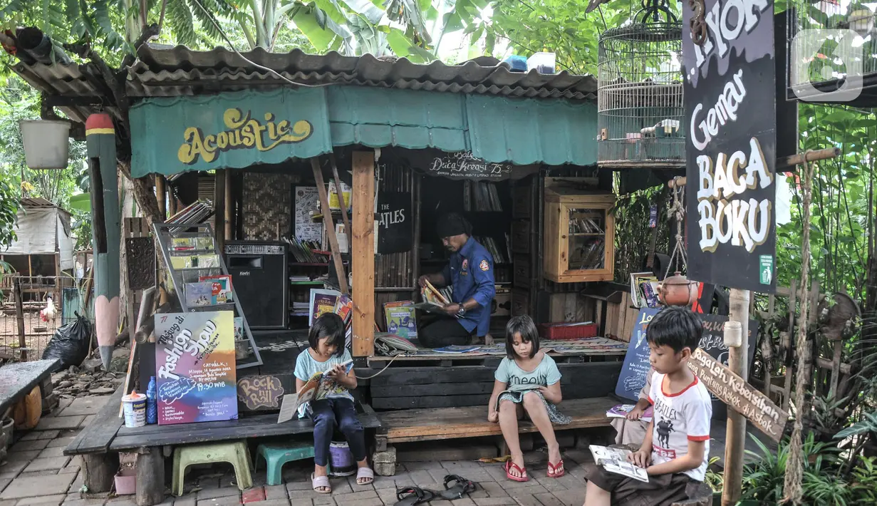 Anak-anak saat membaca buku di perpustakaan Bale Buku Meleduk (Membaca Literasi Dukuh) 75 di Jalan Dukuh V, Kelurahan Dukuh, Kecamatan Kramat Jati, Jakarta Timur, Rabu (24/8/2022). Bale Buku Meleduk 75 dibuka untuk siapa saja yang ingin membaca, mulai pukul 08.00-18.00 WIB. (merdeka.com/Iqbal S. Nugroho)