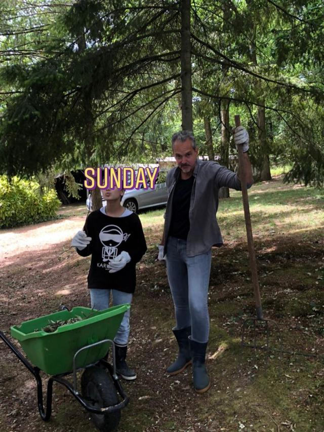 Halaman Rumah Anggun C Sasmi