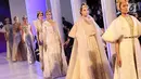 Model memperagakan busana dalam gelaran Fashion Nation 2018 di Senayan City, Jakarta, Senin (16/4). Dulux Ambiance berkolaborasi dengan desainer Barli Asmara, Diana Putri, dan desainer aksesori Rachel Octavia. (Liputan6.com/Immanuel Antonius)