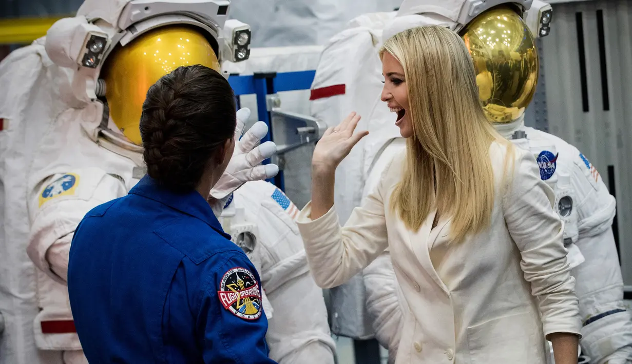 Penasihat Gedung Putih Ivanka Trump menyapa petugas yang mengenakan baju astronot saat mendengarkan penjelasan astronot Nicole Mann ketika berkeliling kantor NASA di Johnson Space Center, Texas, AS (20/9). (Brett Coomer/Houston Chronicle via AP)