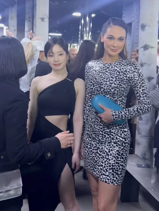Dahyun pun bertemu artis Indonesia Luna Maya yang mengenakan dress bodycon leopard dengan membawa clucth biru. (@lunamaya)