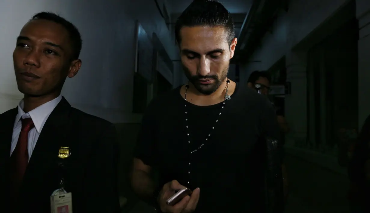 "Lebih baik, yang penting dia bisa bicara. Mudah-mudahan setelah ini dia bisa mulai senyum, kita doain biar cepat sembuh, biar dia tetap keep fight," lanjut Gaston. (Adrian Putra/Bintang.com)