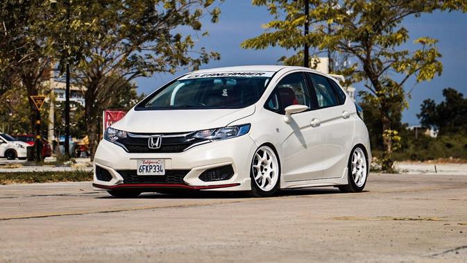 Penataan warna white-on-white sangat cocok dengan aroma performa Honda Type R. Warna putih dan velg membuatnya terlihat bersih dan sederhana, namun tetap memiliki aura racing yang kental.  (Sumber: Instagram/@tfc_edagowa)