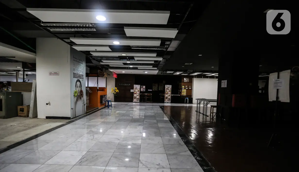 Suasana pertokoan yang tutup di salah satu mal kawasan Jakarta, Selasa (26/10/2021). Pemerintah melalui Kementerian Keuangan terus mendorong Pemulihan Ekonomi dimasa pandemi ini yang merata dengan tren penguatan ekonomi domestik dengan memanfaatkan APBN. (Liputan6.com/Johan Tallo)