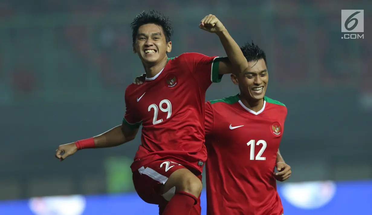 Pemain Timnas Indonesia, Septian David Maulana usai menjebol gawang Kamboja pada laga persahabatan di Stadion Patriot Candrabhaga, Bekasi, Rabu (4/10). Timnas Indonesia menang 3-1 atas Kamboja. (Liputan6.com/Helmi Fithriansyah)