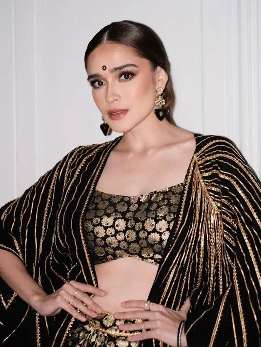 Yasmin pilih kenakan kain sari berwarna hitam keemasan yang diaplikasikan menjadi outer [@yaswildblood]