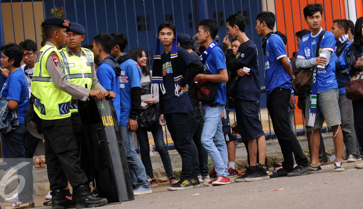 Suporter Persib rela antri panjang untuk menyaksikan laga Persib vs Mitra Kukar di Piala Bhayangkara di Stadion Si Jalak Harupat, Bandung, Kamis (17/3/2016). Laga Persib kontra Mitra Kukar berakhir imbang 1-1. (Liputan6.com/Helmi Fithriansyah)