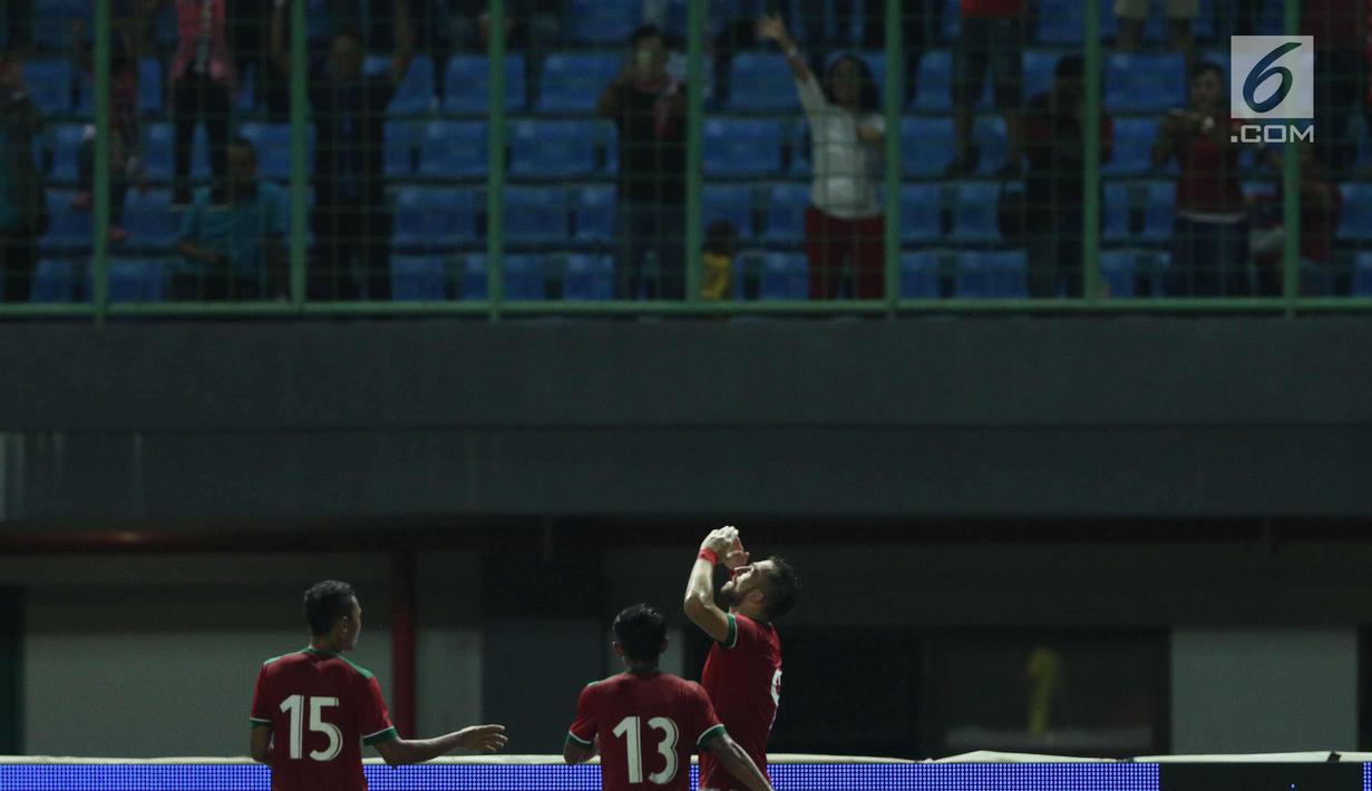 Pemain depan Timnas Indonesia, Illija Spasojevic (kanan) merayakan gol ke gawang Guyana pada laga persahabatan di Stadion Patriot Candrabhaga, Bekasi, Sabtu (25/11). Spaso mencetak dua gol dan Indonesia unggul 2-1. (Liputan6.com/Helmi Fithriansyah)