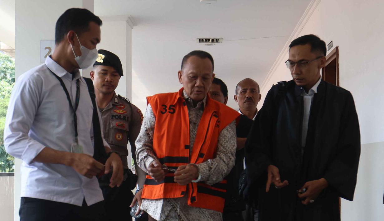 Nurhadi, dijatuhi hukuman penjara selama lima tahun serta denda Rp500 juta. Jika denda tak dibayar, diganti dengan pidana kurungan selama 140 hari. Tampak dalam foto, terdakwa kasus dugaan gratifikasi dan Tindak Pidana Pencucian Uang (TPPU) yang juga mantan Sekretaris Mahkamah Agung (MA), Nurhadi (tengah) bersiap menjalani sidang pembacaan putusan di Pengadilan Tindak Pidana Korupsi (Tipikor) Jakarta, Rabu (1/4/2026). (Kapanlagi.com/Budy Susanto)