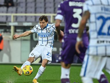 Inter sukses membuka keunggulan pada menit ke-31 lewat tembakan keras Nicolo Barella dari luar kotak penalti yang menghujam gawang tim tuan rumah tanpa bisa diantisipasi Dragowski. (Foto: AFP/Alberto Pizzoli)