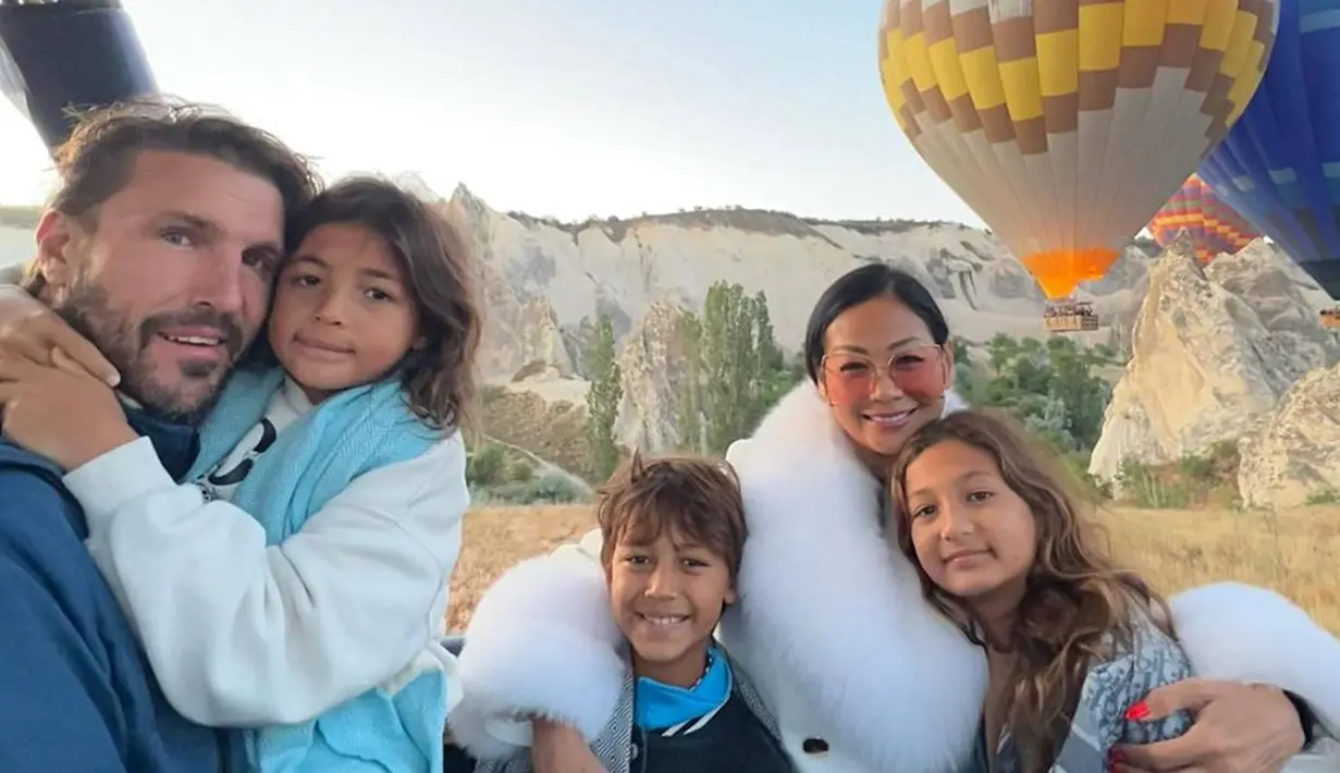 Turki, memang menjadi destinasi pilihan wisata banyak selebriti. Salah satu yang banyak dikunjungi para selebriti saat liburan ke Turki adalah Cappadocia dimana bisa menikmati serunya naik balon udara. Dalam momen seru tersebut, Indah Kalalo pun turut mengajak ketiga buah hatinya menikmati keseruan. (Liputan6.com/IG/@indahkalalo)