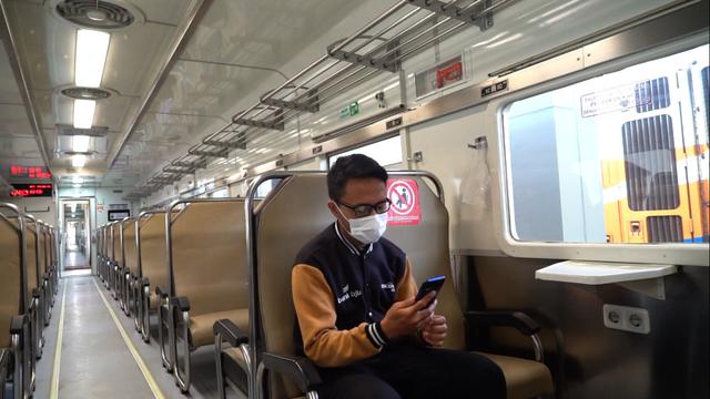 Salah seorang penumpang Garut tengah mencoba salah satu tempat duduk di rangkaian gerbong penumpang kereta api di Stasiun Garut Kota, Jawa Barat.