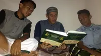 M. Hargianto (paling kiri) dan dua rekannya di Bhayangkara United mengisi bulan Ramadan dengan tadarus seusai latihan pagi. (Bola.com/Fahrizal Arnas)
