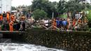 Proses penertiban bangunan di bantaran Kali Krukut, Jakarta, oleh petugas PPSU Kelurahan Petogogan dan Satpol PP, Rabu (12/10). Kali Krukut yang terhalang bangunan adalah penyebab banjir parah di Kemang beberapa waktu lalu. (Liputan6.com/Gempur M Surya)