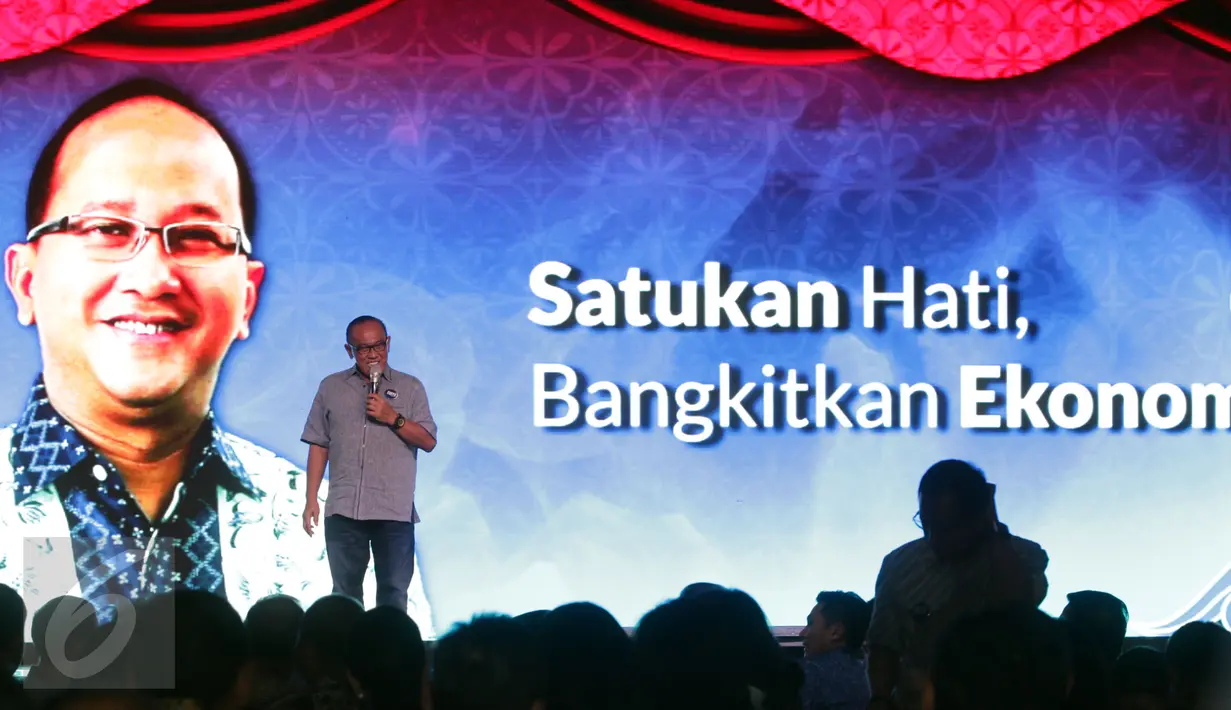 Tokoh Politik sekaligus Pengusaha, Aburizal Bakrie melakukan pidato di Hotel Ritz Carlton, Jakarta, (21/11). Sebelum Munas kadin dimulai dukungan terhadap Rosan P. Roeslani semakin deras dari para anggota kadin. (Liputan6.com/Faisal R Syam)