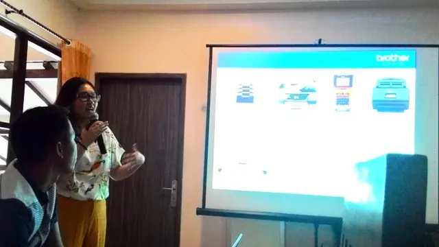 Marketing Communication Brother Indonesia Rae Maya​ memaparkan presentasinya. Liputan6.com/Dhita Koesno