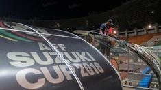 Pekerja menyelesaikan persiapan jelang laga semifinal Piala AFF 2016 antara Timnas Indonesia melawan Vietnam di Stadion Pakansari, Jawa Barat, Jumat (3/12/2016). Hingga larut malam persiapan dikebut pengerjaannya. (Bola.com/Vitalis Yogi Trisna)