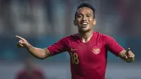 Gelandang Timnas Indonesia, Irfan Jaya, merayakan gol yang dicetaknya ke gawang Myanmar pada laga persahabatan di Stadion Wibawa Mukti, Jawa Barat, Rabu (10/10). Indonesia menang 3-0 atas Myanmar(Bola.com/Vitalis Yogi Trisna)