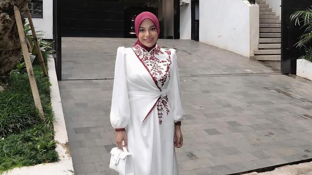 Potret Elegan Aurel Hermansyah dalam Balutan Gamis Mewah di Tasyakuran 7 Bulan Sang Ipar, Aaliyah Massaid
