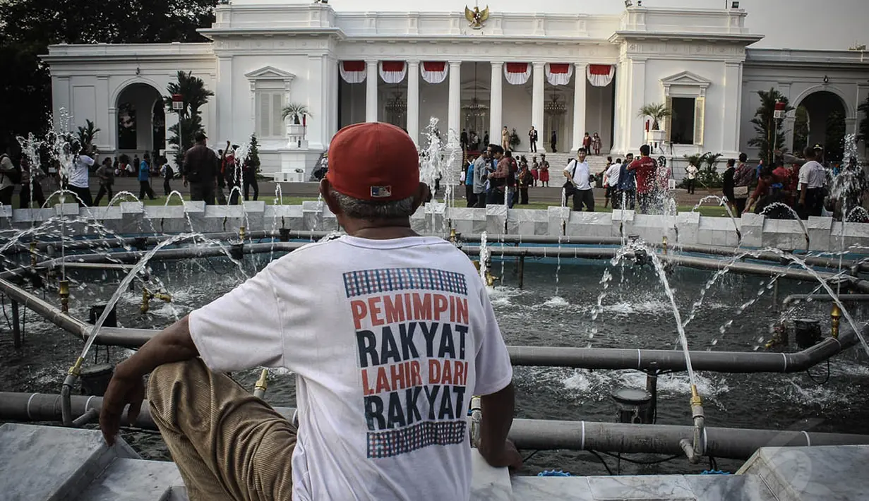 Masyarakat dari berbagai kalangan dan cara berpakaiannya masuk ke Istana Negara, Jakarta, (20/10/14). (Liputan6.com/Faizal Fanani)