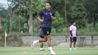 Ezra Walian bertekad meraih gelar juara bersama Persik Kediri, seperti dilakukannya di Persib Bandung musim lalu. (Bola.com/Gatot Sumitro)