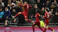 Striker Liverpool, Roberto Firmino, merayakan gol yang dicetaknya ke gawang Tottenham pada laga Premier League di Stadion Tottenham, London, Sabtu (11/1). Tottenham kalah 0-1 dari Liverpool. (AFP/Glyn Kirk)