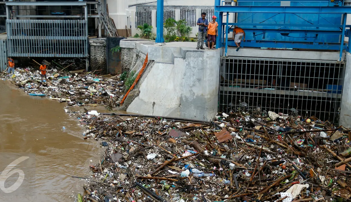 Sejumlah material sampah tertahan di pintu air Manggarai, Jakarta, Senin (16/11/2015). Wagub Djarot berencana akan memasang jaring-jaring penangkap sampah pada beberapa titik. (Liputan6.com/Yoppy Renato)