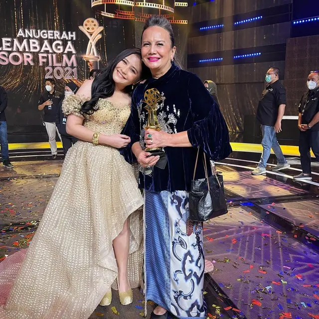 Christine Hakim raih Lifetime Achievement dalam Anugerah Lembaga Sensor Film 2021 (Foto: Instagram/prillylatuconsina96)