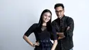 Citra Kirana dan Darius Sinatrya berpose saat pemotretan di kantor KLY, Gondagdia, Jakarta, Selasa (2/10). (Liputan6.com/Herman Zakharia)