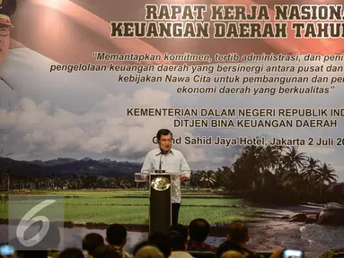 Wakil Presiden Jusuf Kalla memberikan sambutan saat pembukaan Rapat Kerja Nasional Keuangan Daerah Tahun 2015 di Jakarta, Kamis (2/7/2015). Menurut JK, krisis Yunani bisa dijadikan pelajaran agar tak terjadi di Indonesia. (Liputan6.com/Faizal Fanani)
