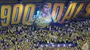 Publik Al-Nassr merayakan rekor gol ke-900 milik Cristiano Ronaldo saat laga lanjutan Liga Arab melawan Al-Ahli yang berlangsung di Al-Awwal Stadium, Riyadh, Jumat (13/09/2024) waktu setempat. Para suporter terlihat membentangkan banner raksasa bertuliskan 900 goals dengan gambar sang pemain. (AFP/Fayez Nureldine)