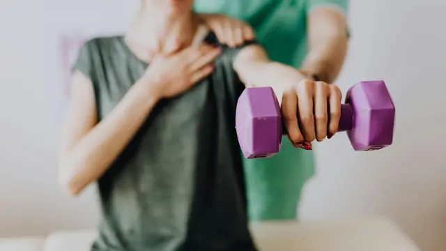 Postur Bahu Bungkuk Bikin Kurang Pede? Perbaiki dengan Latihan Scapular Retraction Ini