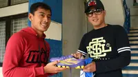 Samsul Arif menyerahkan sepatu bersejarahnya secara langsung kepada pemenang lelang untuk membantu korban tabrak lari. (Bola.com/Erwin Snaz)