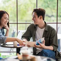 Ilustrasi pria dan wanita sedang melakukan PDKT. (Foto: Depositphotos.com)