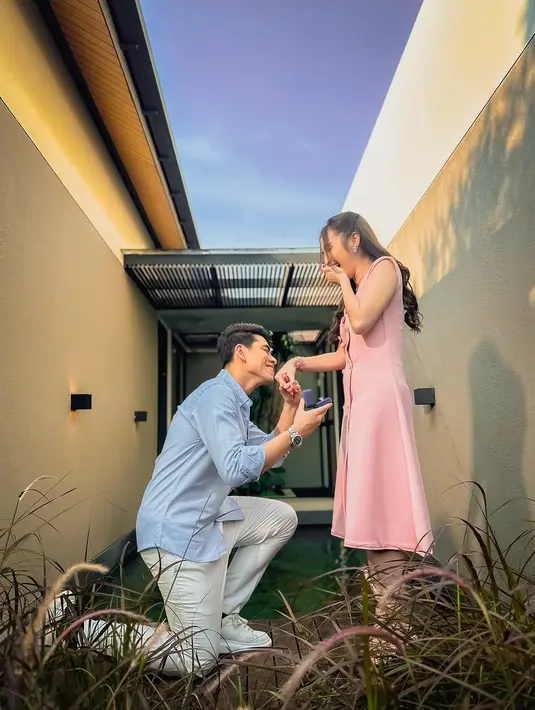 Valentine tahun ini menjadi momen yang tak terlupakan bagi Elina Joerg. Sang aktris berbakat itu menerima lamaran dari kekasihnya, Athalla Naufal. Adik dari Verrell Bramasta itu, tampil menawan dalam balutan kemeja panjang warna sky blue. Sementara itu, Elina Joerg tampak anggun dengan dress midi berpotongan A-line berwarna pink. [@elinajoerg].