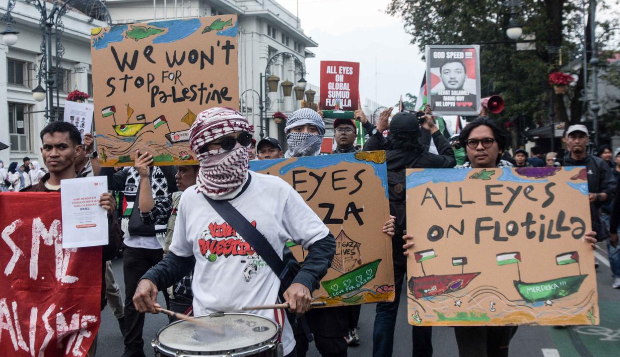 Pengunjuk rasa dari kalangan jurnalis, mahasiswa, dan warga melakukan aksi solidaritas menentang pencegatan kapal-kapal yang berpartisipasi dalam armada Global Sumud Flotilla, sebuah misi bantuan kemanusiaan warga sipil ke Gaza melalui laut, di Bandung, Jawa Barat, pada Selasa 19 Mei 2026. (Timur Matahari/AFP)